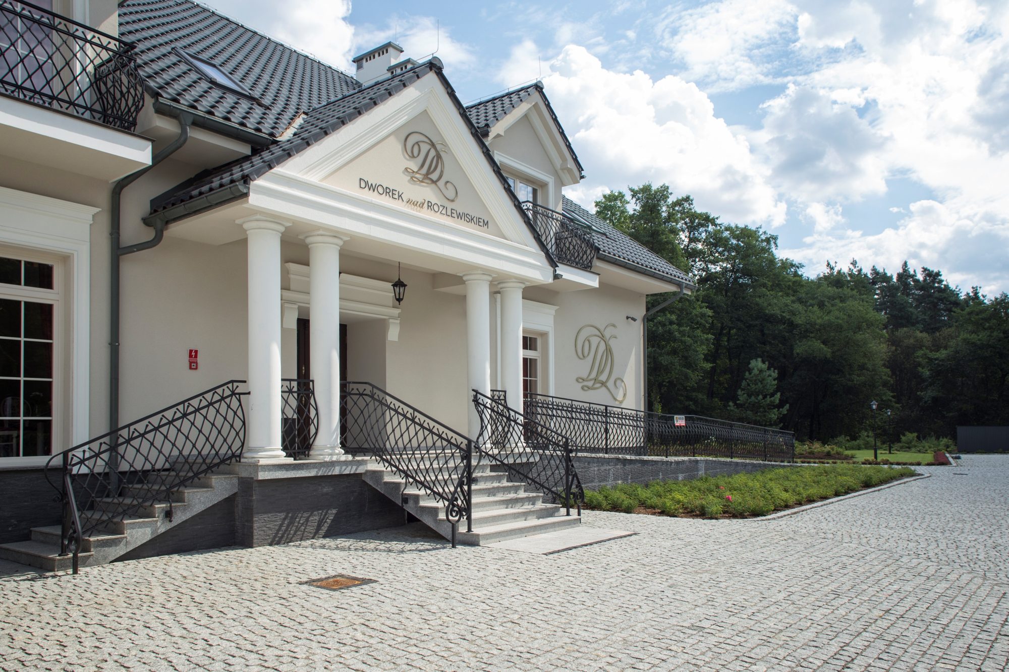 Wejście do hotelu Dworek nad Rozlewiskiem
